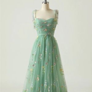 Zapaka Green Long Prom Dress With Embroidery